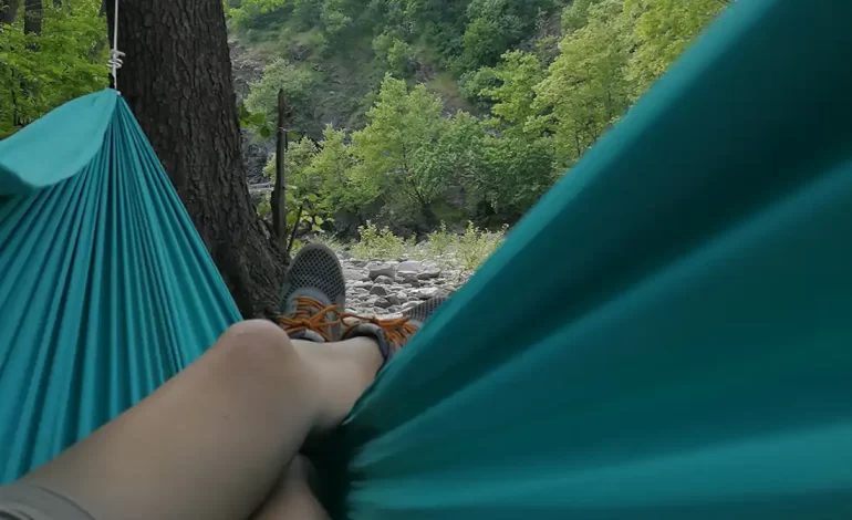 Dormir bajo cerros.