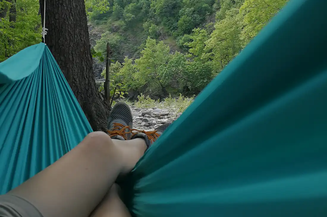Dormir bajo cerros.